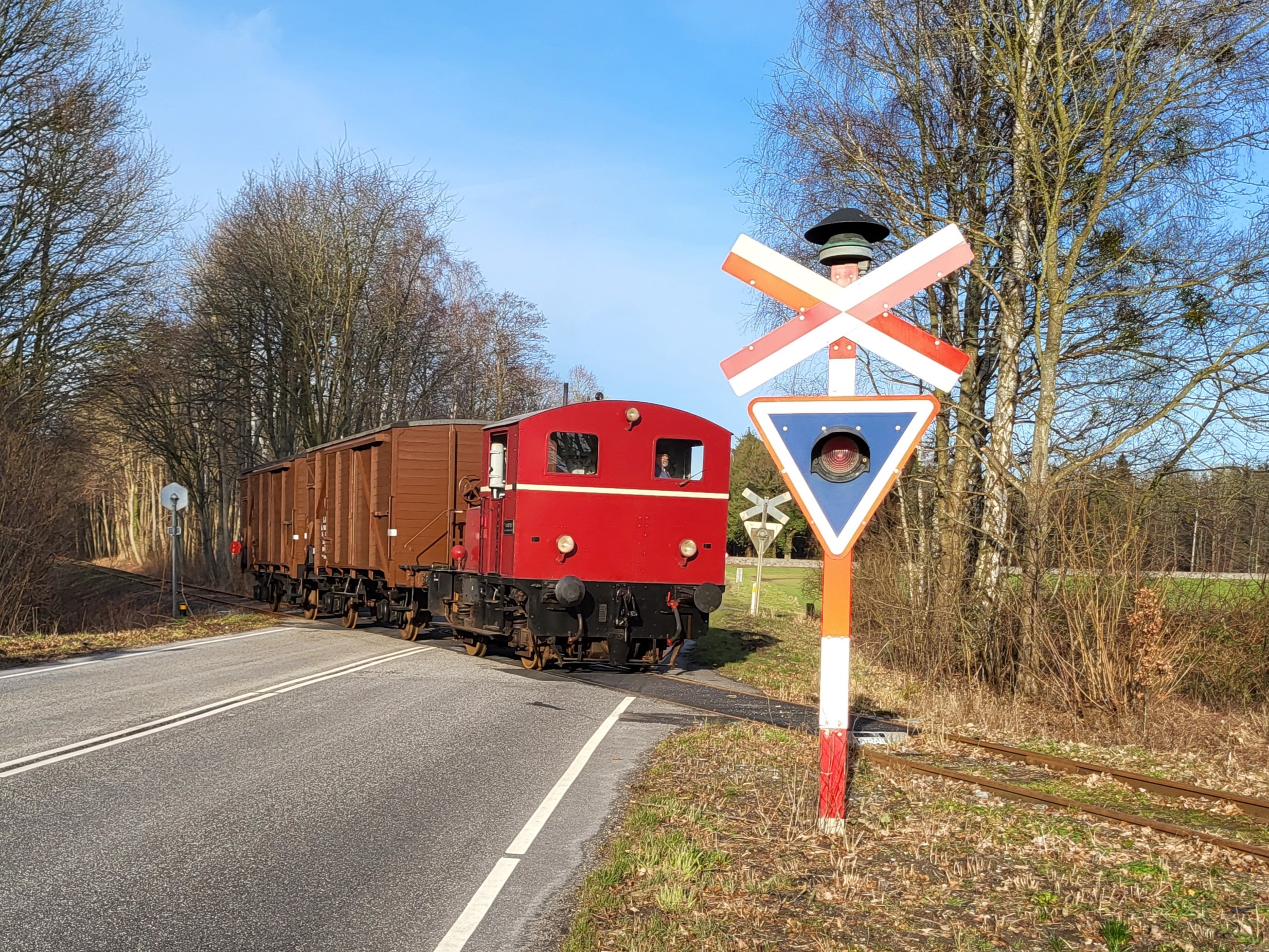 Nr.11 med to godsvogne i overskæring.